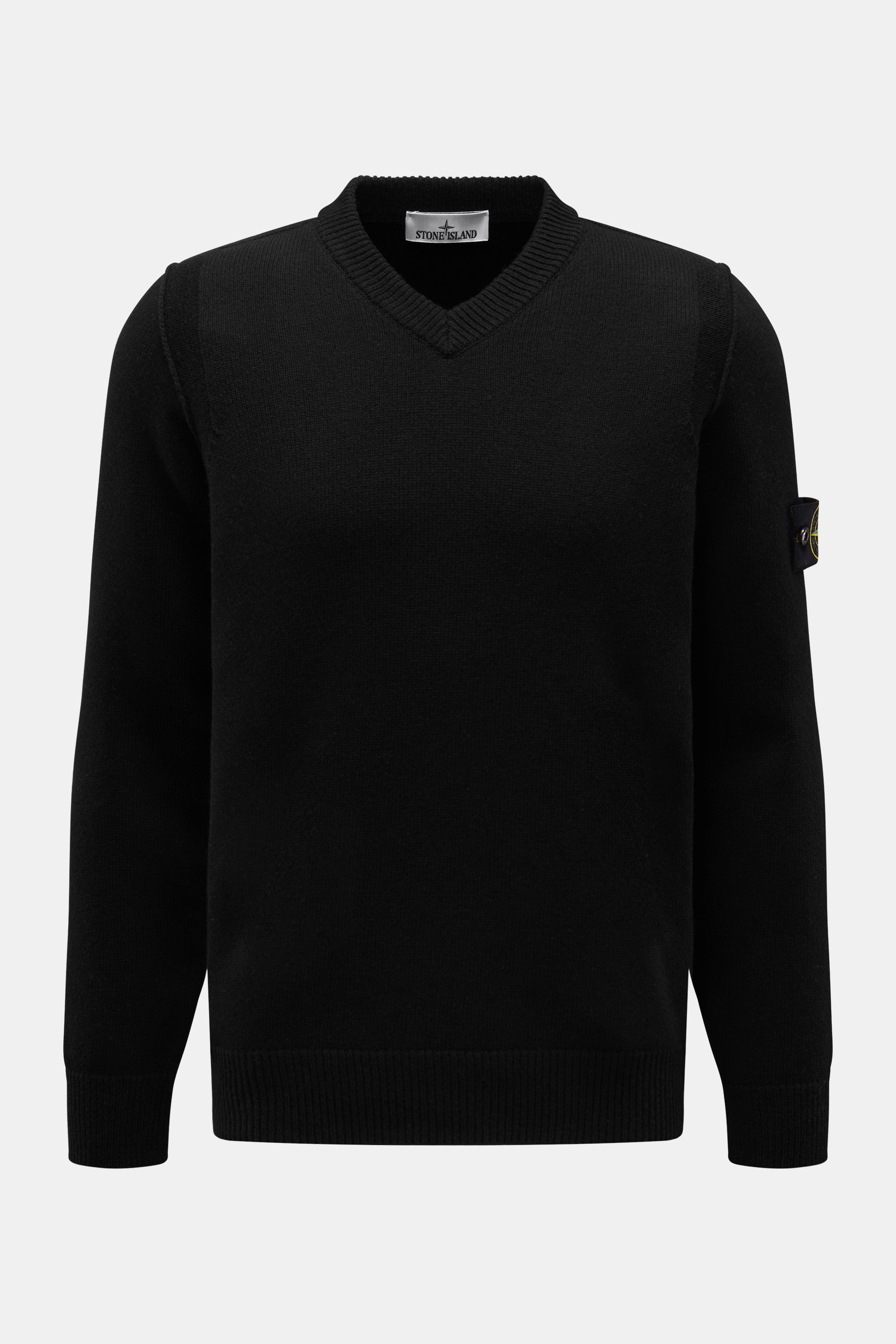 Stone Island V-Neck Pullover 'Lambswool' schwarz, frontale Draufsicht, Wollmix, Slim Fit, V-Ausschnitt, Kompass-Badge am Ärmel, weiche Rippbündchen.