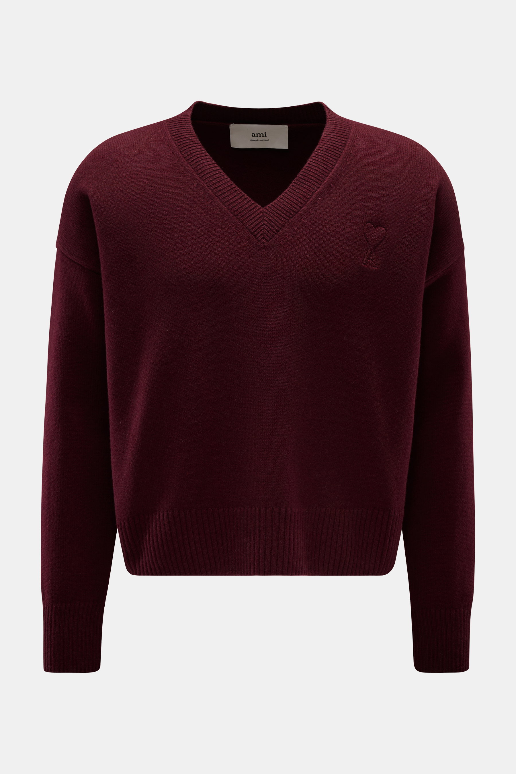Ami Paris V-Neck Pullover bordeaux, frontale Nahaufnahme, weich aus Wolle und Cashmere, Oversized Fit, mittelfeines Strickbild, V-Neck, elastische Rippbündchen, abgestepptes 'Ami'-Logo.