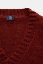 Fedeli V-Neck Pullover rotbraun aus voluminösem Cashmere-Mohair, Slim Fit, breiter V-Ausschnitt mit Rippbündchen, Nahaufnahme von oben.