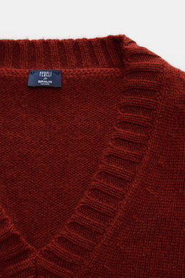 Fedeli V-Neck Pullover rotbraun aus voluminösem Cashmere-Mohair, Slim Fit, breiter V-Ausschnitt mit Rippbündchen, Nahaufnahme von oben.