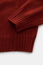 Nahaufnahme des rotbraunen Fedeli V-Neck Pullovers aus voluminösem Cashmere-Mohair-Mix, Slim Fit, mit breiten Rippbündchen.