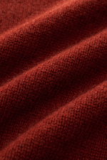 Nahaufnahme des voluminösen, rotbraunen Fedeli V-Neck Pullovers aus weichem Cashmere und Mohair mit mittelfeinem Strickbild und breiten Rippbündchen.