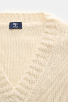 Fedeli V-Neck Pullover creme, Nahaufnahme von oben, voluminöser Cashmere-Mohair-Mix mit breitem V-Ausschnitt, Slim Fit, weicher Griff.
