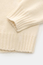 Fedeli V-Neck Pullover creme aus voluminösem Cashmere-Mohair, Slim Fit mit breitem V-Ausschnitt und Rippbündchen, Detailaufnahme von unten.