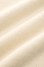 Fedeli V-Neck Pullover creme aus voluminösem Cashmere-Mohair, mittelfeines Strickbild, Slim Fit, breite Rippbündchen, Detailaufnahme Stoffstruktur.