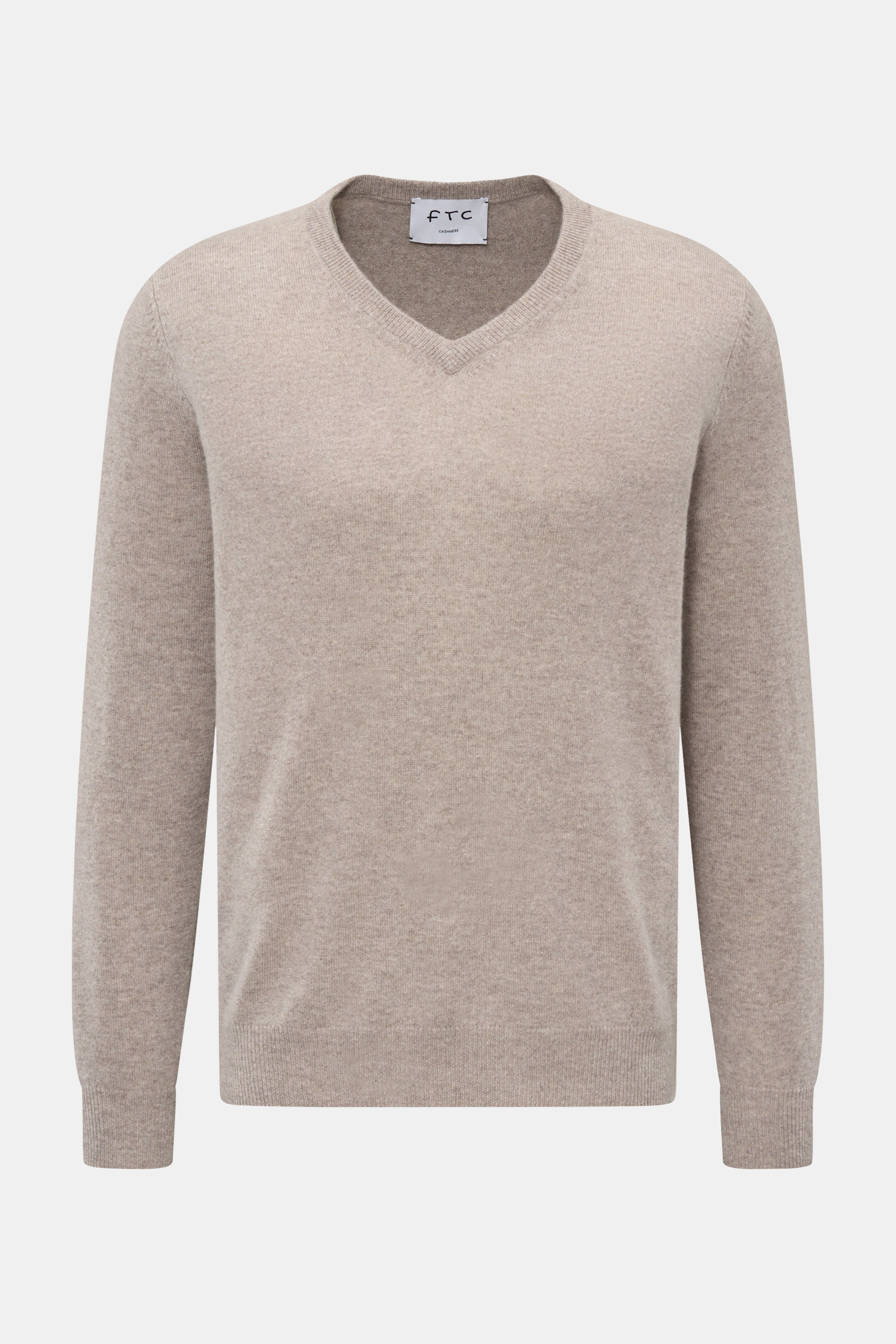 FTC Cashmere V-Neck Pullover taupe, frontal fotografiert, Slim Fit, V-Ausschnitt, reiner Fair-Trade-Cashmere, weicher Griff, feines Strickbild, Rippbündchen.