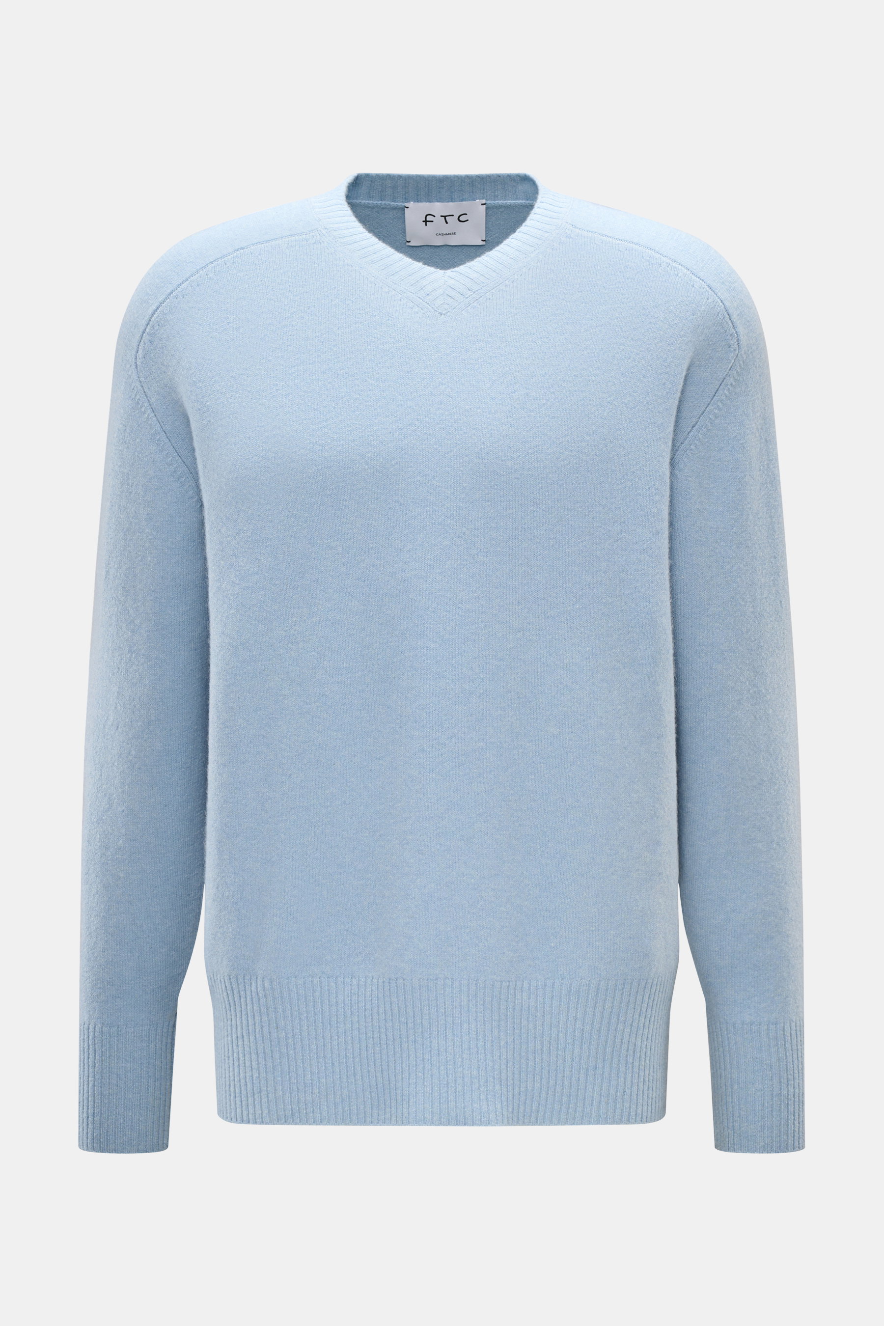 FTC Cashmere V-Neck-Pullover hellblau, frontal fotografiert, mittelfeines Strickbild, reiner Fair-Trade-Cashmere, OEKO-TEX® zertifiziert, hoher Stretch-Anteil, sehr weicher Griff, Regular Fit, V-Ausschnitt, komfortable Rippbündchen.