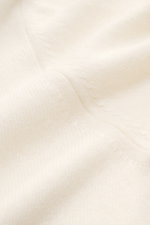 Fioroni Cashmere V-Neck Pullover creme in Nahaufnahme, feines Strickbild aus reinem Baby-Cashmere, sehr weich, Slim Fit, flexible Rippbündchen.