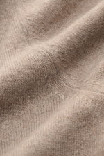 Nahaufnahme des feinen Strickbilds und der weichen Haptik des taupefarbenen Fioroni Cashmere V-Neck Pullovers aus reinem Baby-Cashmere.