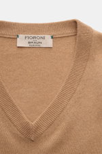 Fioroni Cashmere V-Neck Pullover camel, Nahaufnahme von oben, Slim Fit, reine Baby-Cashmere Qualität mit weichem Griff und feinem Strickbild.