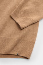 Fioroni Cashmere V-Neck Pullover camel, Detailaufnahme von Ärmel und Bund, Slim Fit, weicher Baby-Cashmere, feines Strickbild, flexible Rippbündchen.