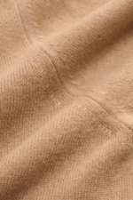 Fioroni Cashmere V-Neck Pullover camel in Nahaufnahme, feines Strickbild, weicher Baby-Cashmere, Slim Fit, flexible Rippbündchen.