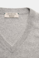 Fioroni Cashmere V-Neck Pullover grau meliert, Nahaufnahme von oben, Slim Fit, Baby-Cashmere, weicher Griff, feines Strickbild, flexible Rippbündchen.