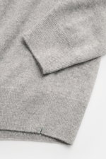 Fioroni Cashmere V-Neck Pullover grau meliert, Detailfoto von Ärmelsaum und Bund, Baby-Cashmere, Slim Fit, weicher Griff, feines Strickbild.