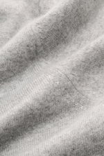 Nahaufnahme des graumelierten Fioroni Cashmere V-Neck Pullovers aus reinem Baby-Cashmere, feines Strickbild, sehr weich, Slim Fit, flexible Rippbündchen.