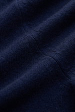Nahaufnahme des fein gestrickten Fioroni Cashmere V-Neck Pullover navy aus weichem, reinem Baby-Cashmere mit Slim Fit und flexiblen Rippbündchen.