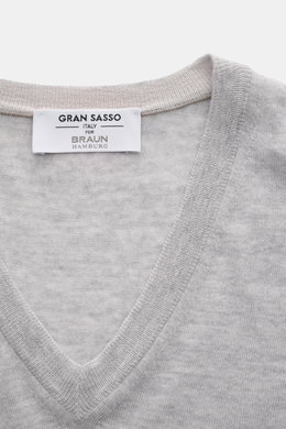Gran Sasso V-Neck Pullover grau meliert, Slim Fit, feiner Strick aus reiner Wolle, weicher Griff, leichte Qualität, V-Ausschnitt, Rippbündchen, Nahaufnahme von oben.