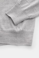 Gran Sasso V-Neck Pullover grau meliert, Detailaufnahme von Ärmel und Saum, feiner Strick, reine Wolle, Slim Fit, komfortable Rippbündchen, leichte Qualität.