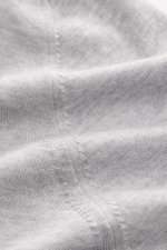 Gran Sasso V-Neck Pullover grau meliert in Nahaufnahme, feiner Strick aus reiner Wolle, weicher Griff, leichte Qualität, Slim Fit, V-Neck, Rippbündchen.