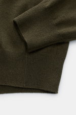 von Braun Cashmere V-Neck Pullover dark olive in Nahaufnahme von oben, feines Strickbild, Slim Fit, V-Ausschnitt, elastische Rippbündchen, reiner Cashmere, sehr weicher Griff