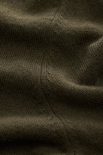 Nahaufnahme des von Braun Cashmere V-Neck Pullover dark olive aus reinem, sehr weichem Cashmere mit feinem Strickbild und elastischen Rippbündchen, Perspektive auf die Oberfläche des Slim Fit V-Ausschnitts.