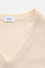 Close-up front view of the von Braun Cashmere V-Neck Pullover creme showing the soft, fine knit and V-neckline with a label inside the collar. 

<p>Geschmeidiges Basic für die kalte Jahreszeit: Der VON BRAUN V-Neck Pullover – gefertigt aus reinem Cashme