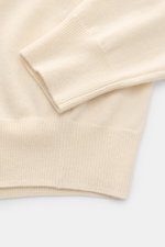 Close-up, top-down view of the sleeve and bottom hem of the von Braun Cashmere V-Neck Pullover creme, showing fine knit texture and elastic ribbed cuffs.

<p>Geschmeidiges Basic für die kalte Jahreszeit: Der VON BRAUN V-Neck Pullover – gefertigt aus rei