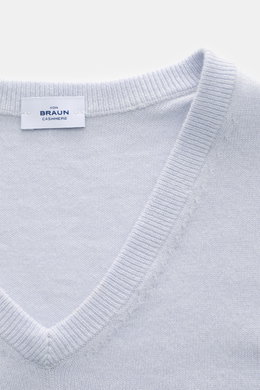 von Braun Cashmere V-Neck Pullover pastellblau, aus der Nahaufnahme von oben, mit feinem Strickbild, V-Ausschnitt und elastischen Rippbündchen, reiner Cashmere, Slim Fit, sehr weicher Griff