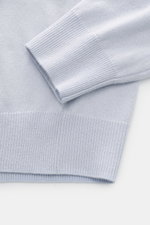 von Braun Cashmere V-Neck Pullover pastellblau, Nahaufnahme von Ärmel und Bund, Slim Fit, elastische Rippbündchen, feines Strickbild, reiner, weicher Cashmere