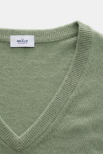 Nahaufnahme des von Braun Cashmere V-Neck Pullovers graugrün mit feinem Strickbild, V-Ausschnitt und elastischen Rippbündchen, gefertigt aus reinem Cashmere.