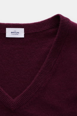 Close-up front view of von Braun Cashmere V-Neck Pullover bordeaux showing fine knit, slim fit, V-neck, and elastic ribbed cuffs.

<p>Geschmeidiges Basic für die kalte Jahreszeit: Der VON BRAUN V-Neck Pullover – gefertigt aus reinem Cashmere aus der Mongo