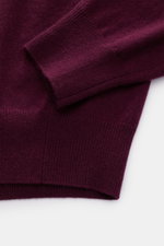 Close-up view of the sleeve and hem of the von Braun Cashmere V-Neck Pullover bordeaux, showcasing fine knit and soft texture.

Description: <p>Geschmeidiges Basic für die kalte Jahreszeit: Der VON BRAUN V-Neck Pullover – gefertigt aus reinem Cashmere aus