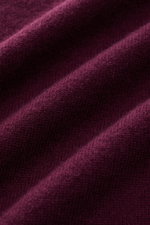 Close-up front view of the von Braun Cashmere V-Neck Pullover bordeaux showing fine knit texture and soft fabric folds. 

<p>Geschmeidiges Basic für die kalte Jahreszeit: Der VON BRAUN V-Neck Pullover – gefertigt aus reinem Cashmere aus der Mongolei – ver
