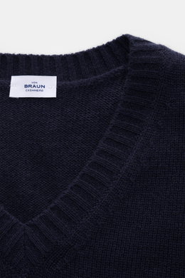 Nahaufnahme des von Braun Cashmere V-Neck Pullovers navy mit V-Ausschnitt, mittelfeinem Strickbild, Slim Fit und elastischen Rippbündchen.