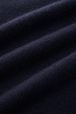 Nahaufnahme des von Braun Cashmere V-Neck Pullovers navy aus reinem mongolischem Cashmere mit mittelfeinem Strickbild und elastischen Rippbündchen.