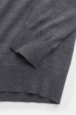 von Braun Merino V-Neck Pullover anthrazit meliert in Slim Fit, Detailaufnahme von oben zeigt feines Strickbild, V-Ausschnitt, elastische Rippbündchen, reine Merinowolle, weicher Griff, Basic für Übergangszeit