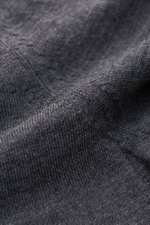 Nahaufnahme des von Braun Merino V-Neck Pullover anthrazit meliert aus feinem Merinowoll-Strick, weicher Griff, Slim Fit, elastische Rippbündchen.