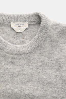 Close-up front view of the grey knitted collar and Jacob Cohen label on the Jacob Cohen Rundhalspullover dunkelblau/creme/grau gemustert.

Description: <p>Sportlicher Luxus für die kalte Jahreszeit: JACOB COHEN präsentiert einen plakativen Pullover aus 