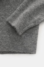 Alt tag (125 characters max):
Close-up of Jacob Cohen Rundhalspullover dunkelblau/creme/grau gemustert sleeve knitted from soft alpaca blend, photographed top-down.

Detailed description:
<p>Sportlicher Luxus für die kalte Jahreszeit: JACOB COHEN präs