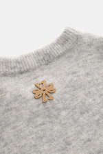 Jacob Cohen Rundhalspullover dunkelblau/creme/grau gemustert shown from a close-up front angle, featuring elastic alpaca blend knit, soft texture, medium knit, unisex slim fit, round neckline, chest logo, and ribbed cuffs. Sportlicher Luxus für die kalte 