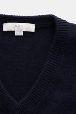 Nahaufnahme des Malo Cashmere V-Neck Pullovers navy, Slim Fit mit mittelfeinem Strickbild, V-Ausschnitt und breiten Rippbündchen aus reinem Cashmere.