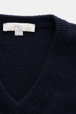 Nahaufnahme des Malo Cashmere V-Neck Pullovers navy, Slim Fit mit mittelfeinem Strickbild, V-Ausschnitt und breiten Rippbündchen aus reinem Cashmere.