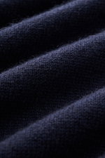 Nahaufnahme des weichen, mittelfeinen Strickbilds vom Malo Cashmere V-Neck Pullover navy, fotografiert aus seitlicher Perspektive.