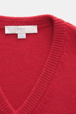 Nahaufnahme des roten Malo Cashmere V-Neck Pullovers, Slim Fit mit V-Ausschnitt und komfortablen Rippbündchen, mittelfeines Strickbild sichtbar.