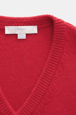Nahaufnahme des roten Malo Cashmere V-Neck Pullovers, Slim Fit mit V-Ausschnitt und komfortablen Rippbündchen, mittelfeines Strickbild sichtbar.