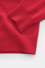 Malo Cashmere V-Neck Pullover rot in Slim Fit, Detailaufnahme von Ärmeln und Rippbündchen, reiner Cashmere, mittelfeines Strickbild, weicher Griff.