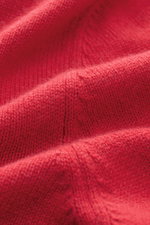 Nahaufnahme des roten Malo Cashmere V-Neck Pullovers aus reinem Cashmere, mittelfeinem Strick und weichem Griff, Detailansicht der Rippenstruktur.