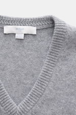 Nahaufnahme des Malo Cashmere V-Neck Pullovers grau meliert von oben, zeigt V-Ausschnitt, breites Rippbündchen, mittelfeines Strickbild, reinen Cashmere und weichen Griff.