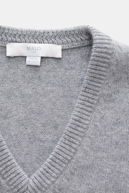 Nahaufnahme des Malo Cashmere V-Neck Pullovers grau meliert von oben, zeigt V-Ausschnitt, breites Rippbündchen, mittelfeines Strickbild, reinen Cashmere und weichen Griff.