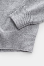 Nahaufnahme des Malo Cashmere V-Neck Pullovers grau meliert, fotografiert von oben, zeigt weiches, mittelfeines Strickbild, Slim Fit, V-Ausschnitt und komfortable breite Rippbündchen aus reinem Cashmere.